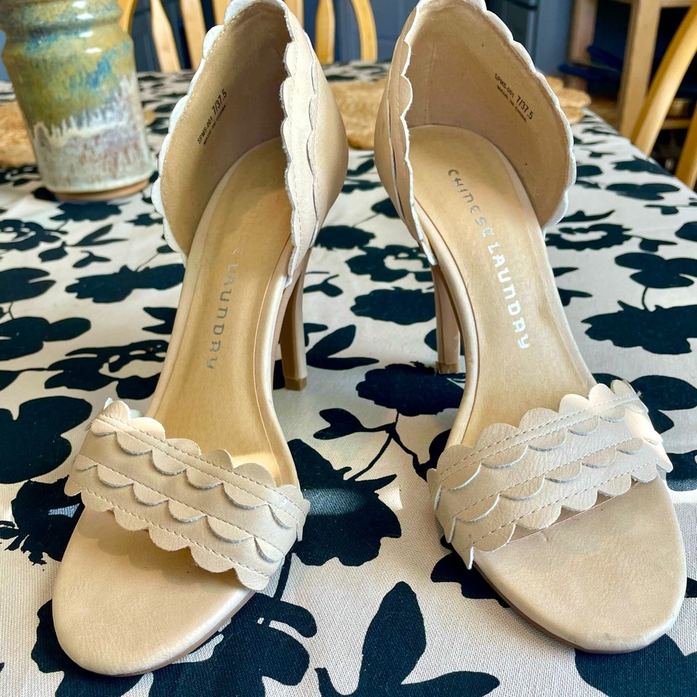 Chinese Laundry Scalloped Beige heels Size 7